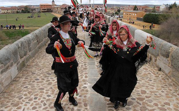 El puente de Hospital de Órbigo se llenó de bailadores de jotas.