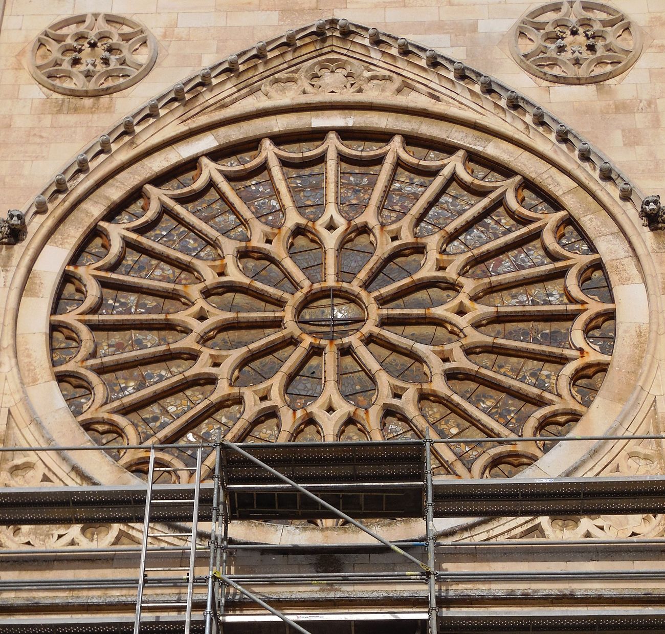 Los andamios en la fachada oeste de la Catedral de León han alcanzado este lunes el rosetón. Las obras de restauración por tiempo indeterminado superan los 300.000 euros