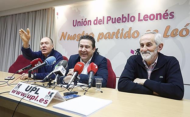 Imagen principal - IMágenes de la rueda de prensa de este lunes en la sede de UPL.