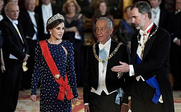 El presidente de Portugal, Marcelo Rebelo de Sousa, conversa con la reina Letizia, en presencia de Felipe VI.