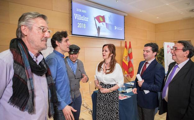 La presidenta de las Cortes y de la Fundación Villalar-Castilla y León, Silvia Clemente, presenta las actividades con motivo del Día de la Comunidad. En la imagen junto al grupo Candeal, el alcalde de Villalar, Luis Alonso Laguna(D), y el director de la Fundación Villalar, Juan Zapatero(2D). 