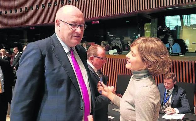 Isabel García Tejerina conversa con Phil Hogan en el encuentro de ministros de aricultura de la UE .