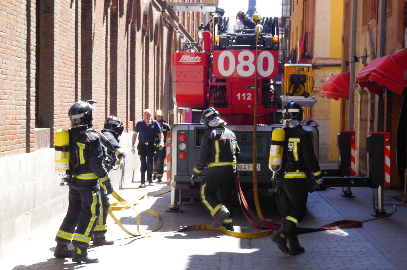 Bomberos de León han tenido que intervenir este miércoles en la calle Mariano Domínguez de Berrueta ante el temor a un posible incendio