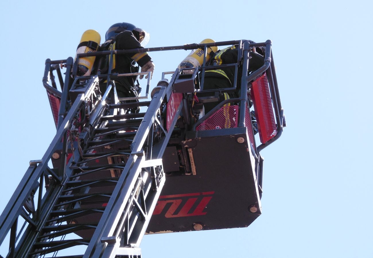 Bomberos de León han tenido que intervenir este miércoles en la calle Mariano Domínguez de Berrueta ante el temor a un posible incendio