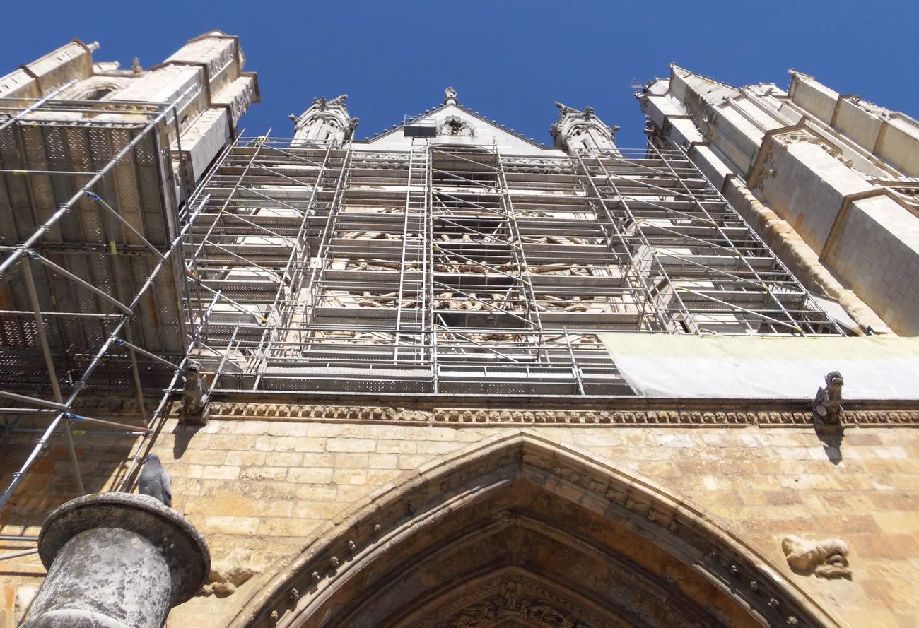 Un andamio gigante ha recubierto este miércoles por primera vez el rosetón principal de la Catedral de León