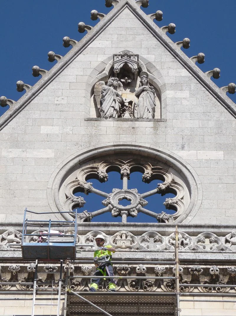 Un andamio gigante ha recubierto este miércoles por primera vez el rosetón principal de la Catedral de León