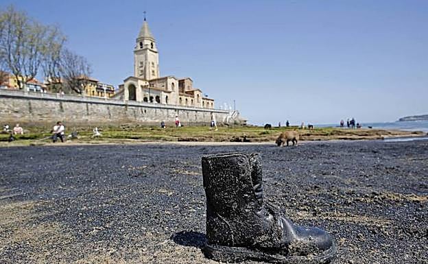 La playa de San Lorenzo, cubierta de nuevo por una mancha de carbón