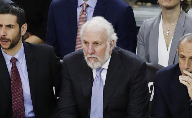 Gregg Popovich (c), entrenador de los Spurs de San Antonio. 