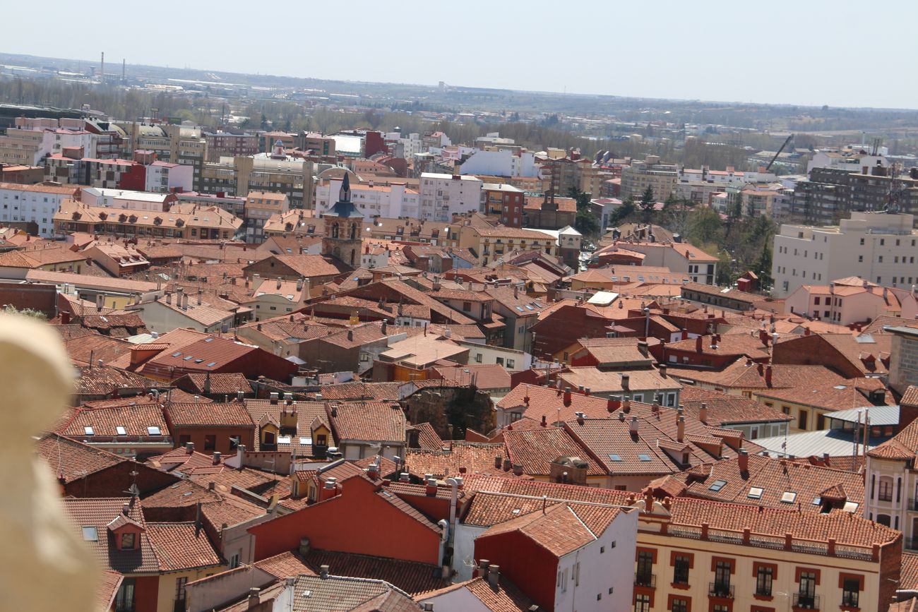 IMágenes de León tomadas desde la última 'terraza' de la torre norte de la Catedral de León.