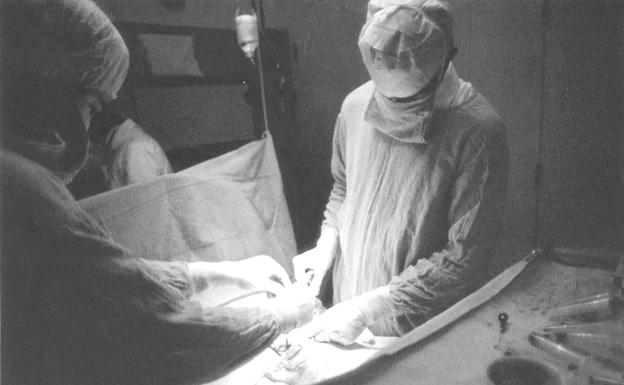 Dos cirujanos realizan una operación de trasplante de médula ósea. 