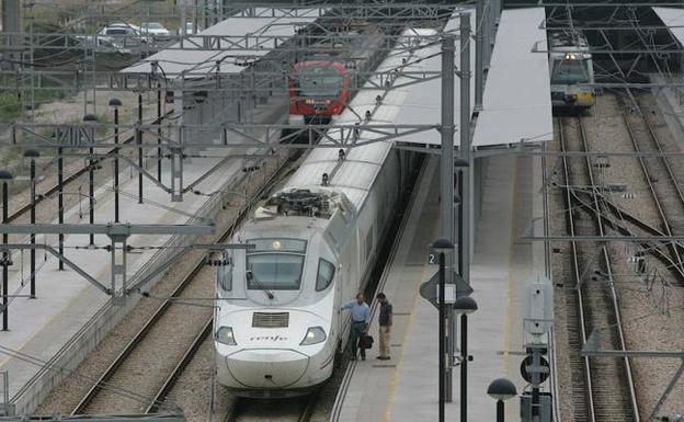 Un tren Alvia espera en la estación. 