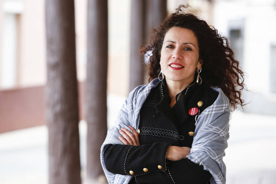 La pintora escénica Rut Villamagna en la localidad leonesa de Villamañán, donde nació | Muñecos de la película 'Isla de perros', de Wes Anderson, pintados por la artista leonesa Rut Villamagna