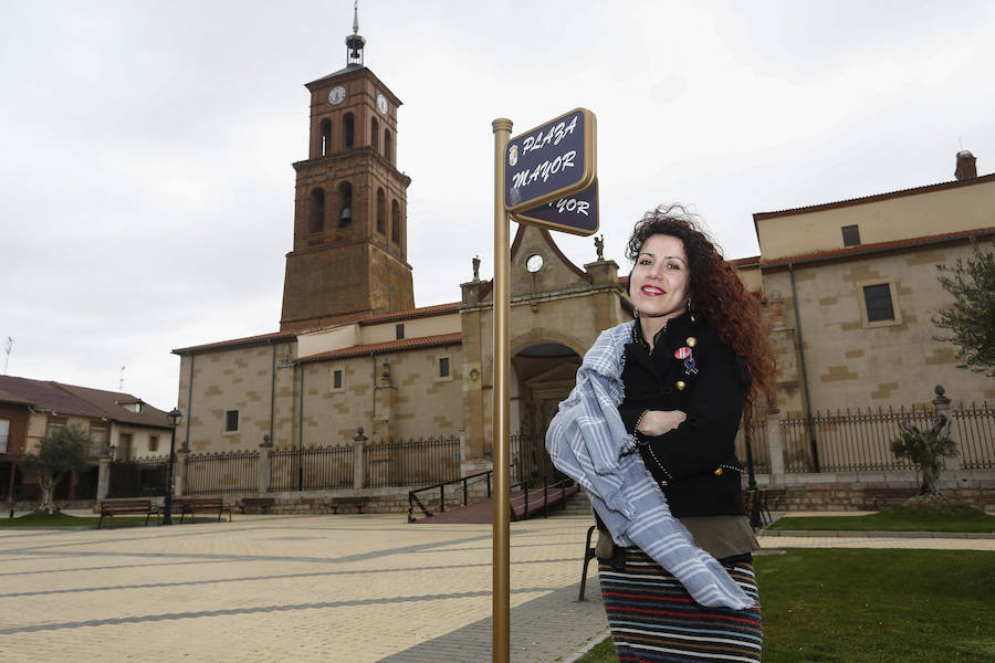 La pintora escénica Rut Villamagna en la localidad leonesa de Villamañán, donde nació | Muñecos de la película 'Isla de perros', de Wes Anderson, pintados por la artista leonesa Rut Villamagna