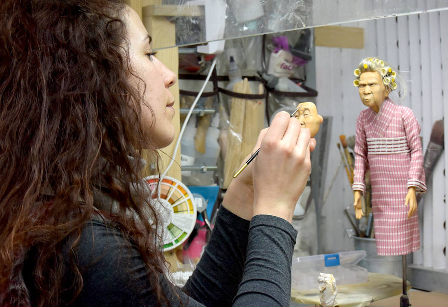 La pintora escénica Rut Villamagna en la localidad leonesa de Villamañán, donde nació | Muñecos de la película 'Isla de perros', de Wes Anderson, pintados por la artista leonesa Rut Villamagna