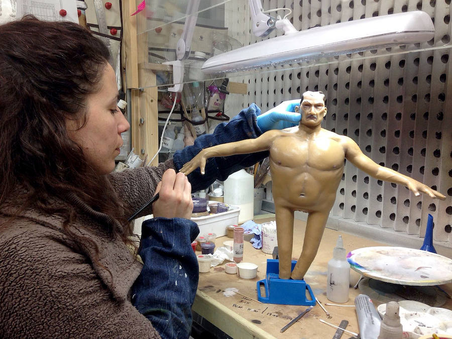 La pintora escénica Rut Villamagna en la localidad leonesa de Villamañán, donde nació | Muñecos de la película 'Isla de perros', de Wes Anderson, pintados por la artista leonesa Rut Villamagna