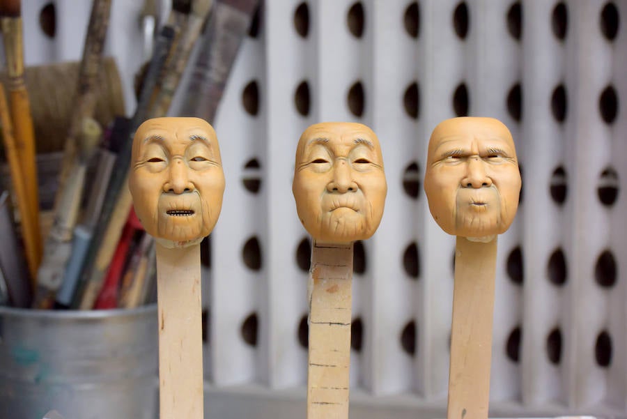 La pintora escénica Rut Villamagna en la localidad leonesa de Villamañán, donde nació | Muñecos de la película 'Isla de perros', de Wes Anderson, pintados por la artista leonesa Rut Villamagna