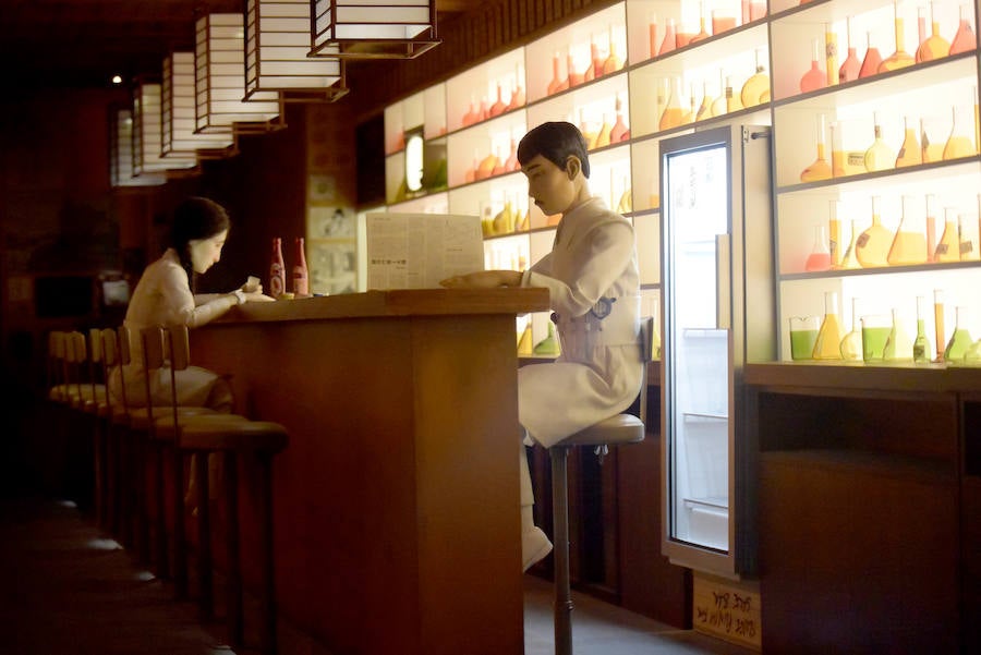 La pintora escénica Rut Villamagna en la localidad leonesa de Villamañán, donde nació | Muñecos de la película 'Isla de perros', de Wes Anderson, pintados por la artista leonesa Rut Villamagna