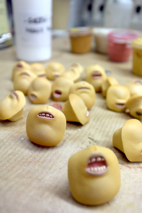 La pintora escénica Rut Villamagna en la localidad leonesa de Villamañán, donde nació | Muñecos de la película 'Isla de perros', de Wes Anderson, pintados por la artista leonesa Rut Villamagna