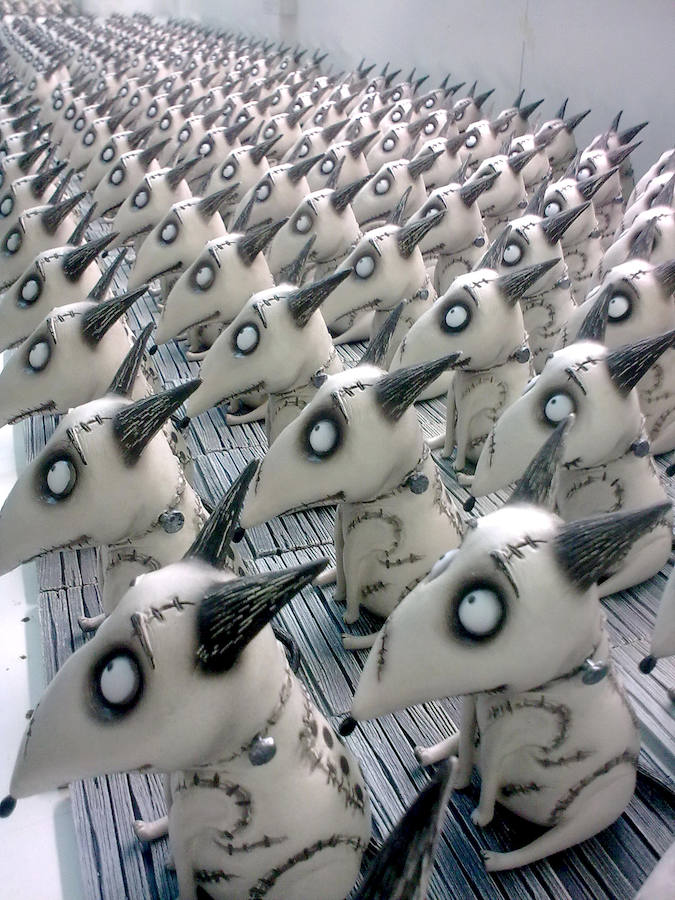 La pintora escénica Rut Villamagna en la localidad leonesa de Villamañán, donde nació | Muñecos de la película 'Isla de perros', de Wes Anderson, pintados por la artista leonesa Rut Villamagna