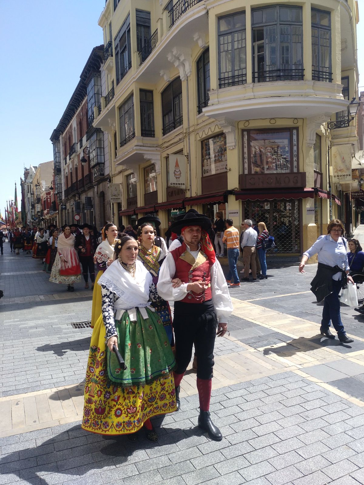 Fotos: Desfile de trajes regionales por León