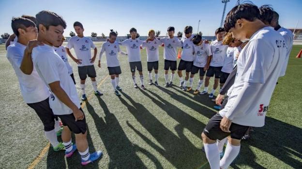 Los jugadores surcoreanos del Qum FC de Illescas, Toledo, inician un entrenamiento. :: efe