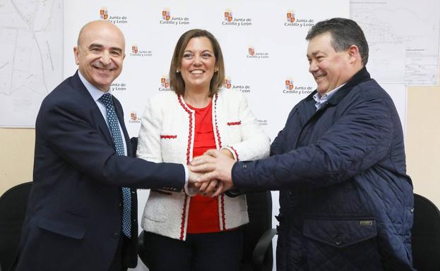 La consejera de Agricultura y Ganadería y portavoz de la Junta de Castilla y León, Milagros Marcos (C), firma un convenio con el presidente de la Sociedad Estatal de Infraestructuras Agrarias (Seiasa), Joaquín Rodríguez (I) y el presidente de la Comunidad de Regantes del Canal de Pollos, Rafael Santos (D). 