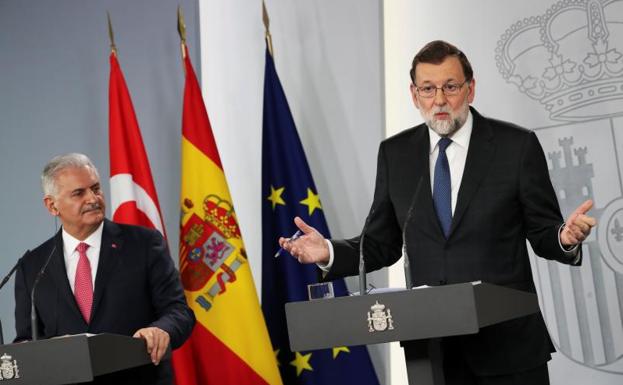 Rajoy junto al primer ministro de Turquía.