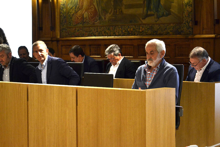 Fotos: Pleno de la Diputación del mes de abril