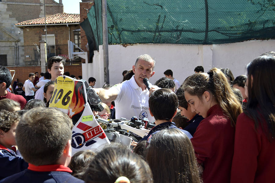 Fotos: Ramón Gutiérrez &#039;enseña&#039; sus hazañas a los niños del Leonés