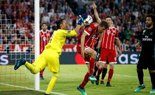 Keylor Navas detiene un balón casi en la línea, fuera de su portería. 