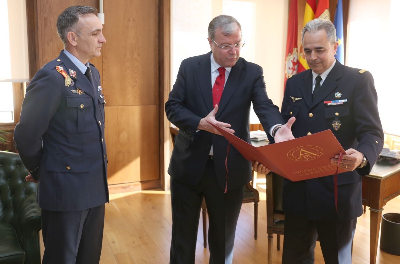 Silván recibe al general jefe de formación de suboficiales del Ejército del Aire francés, de visita en la ABA