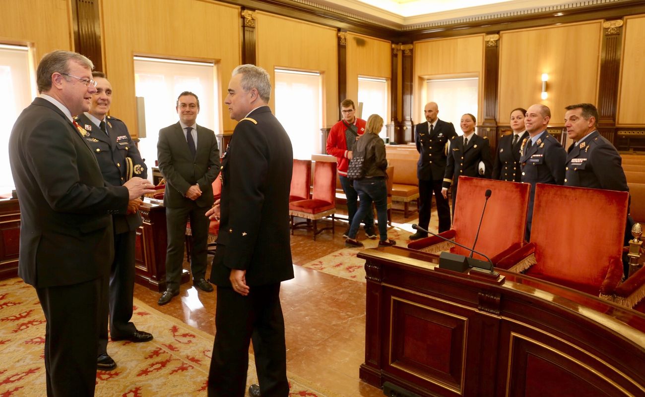 Silván recibe al general jefe de formación de suboficiales del Ejército del Aire francés, de visita en la ABA