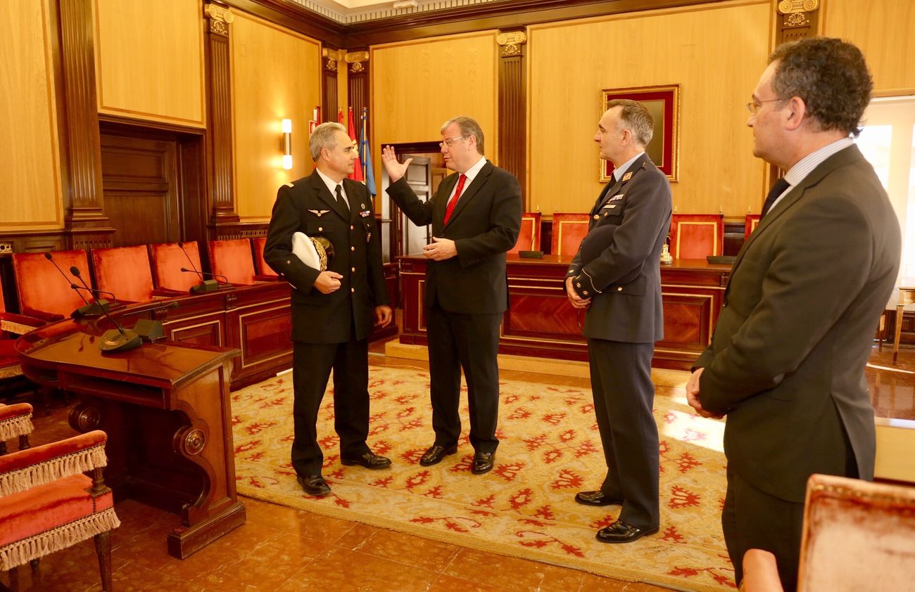 Silván recibe al general jefe de formación de suboficiales del Ejército del Aire francés, de visita en la ABA