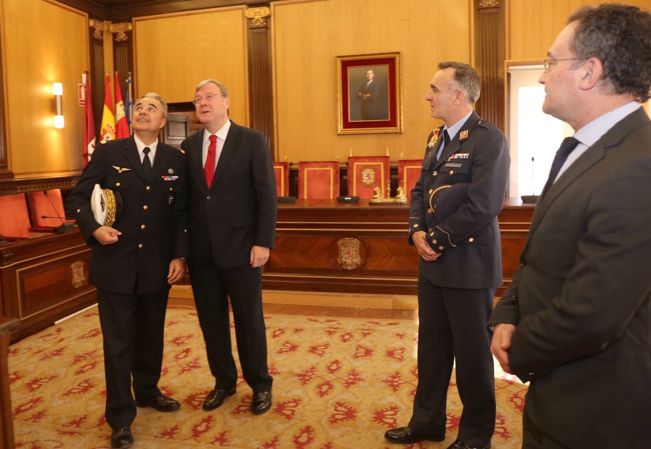 Silván recibe al general jefe de formación de suboficiales del Ejército del Aire francés, de visita en la ABA