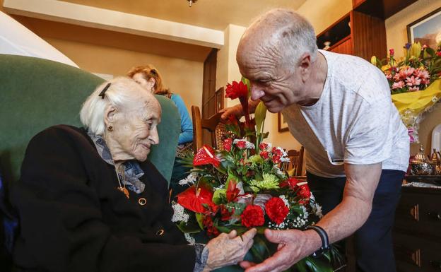 Áurea Álvarez, natural de La Majúa (León), cumple 109 años. Junto a ella, su hijo Ulpiano. 