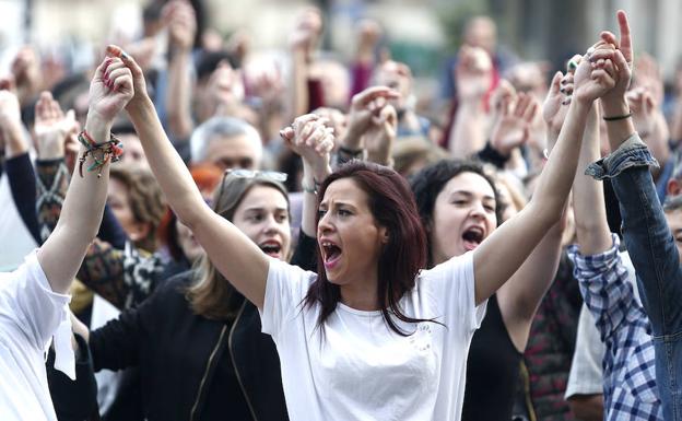 Centenares de personas se han concentrado en rechazo a la sentencia de este jueves.