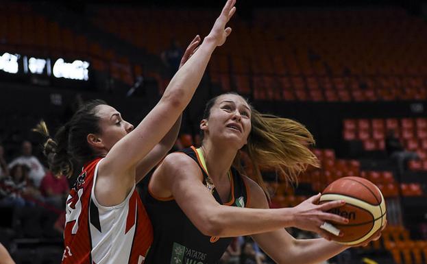 Marta Canella, en una acción del partido.