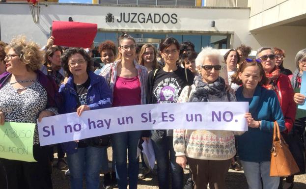 Imagen de la concentración de rechazo realizada este viernes en La Bañeza.