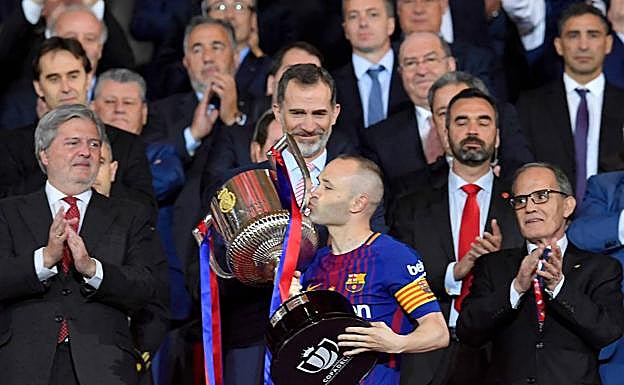 Andrés Iniesta besa la Copa del Rey, el último título que ha ganado. 