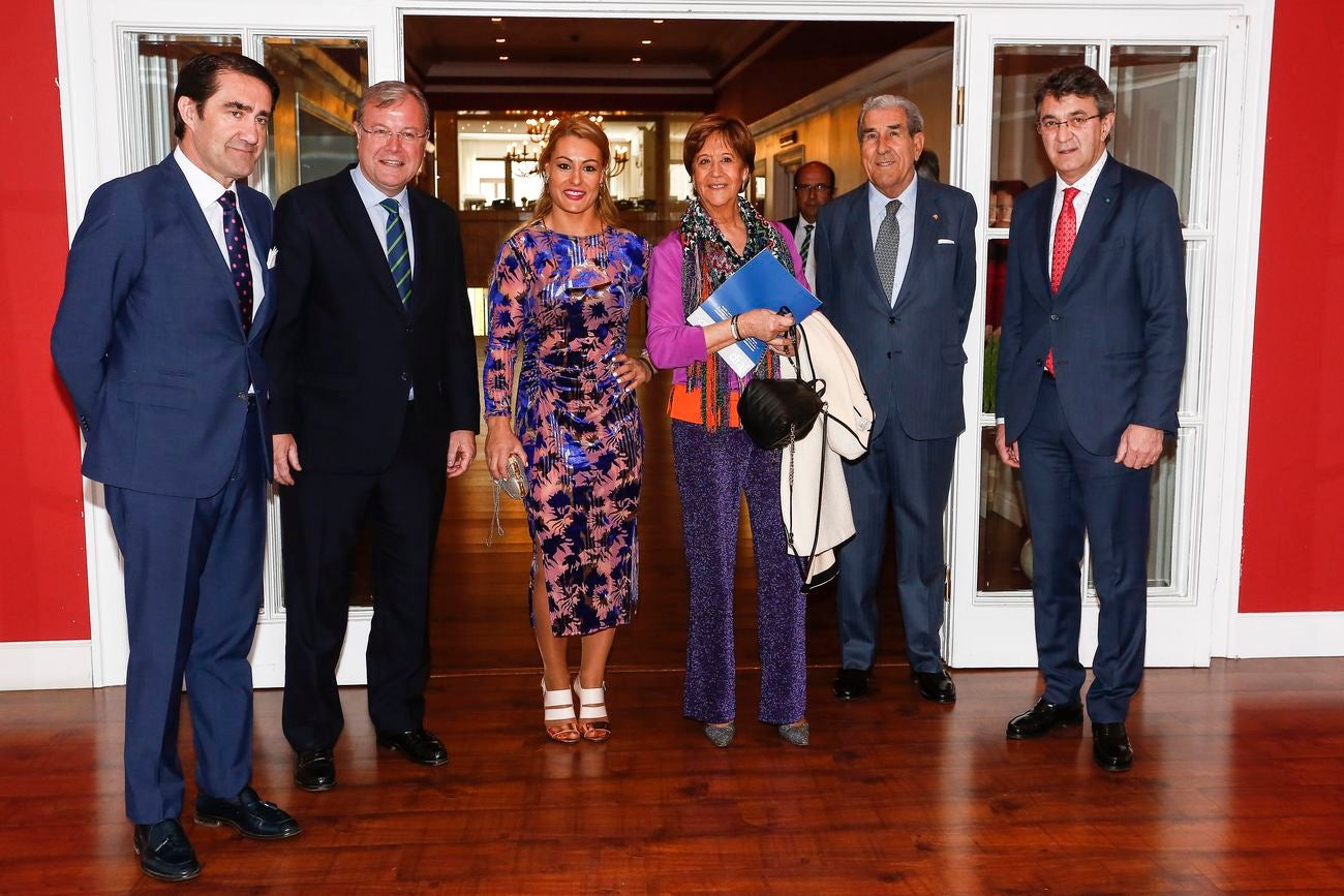 La haltera berciana Lydia Valentín recibe el Premio Leonés del año que otorga el Grupo de emisoras Radio León de manos del presidente del jurado, Fernando Suárez