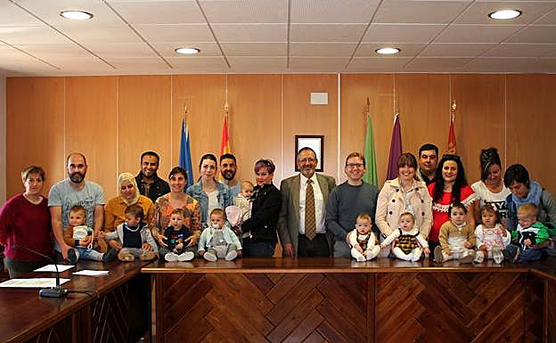 Entrega del cheque a los 15 nuevos vecinos de Villarejo de Órbigo. 