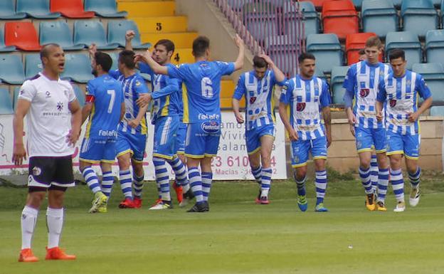 Los jugadores de la Arandina celebran un gol.