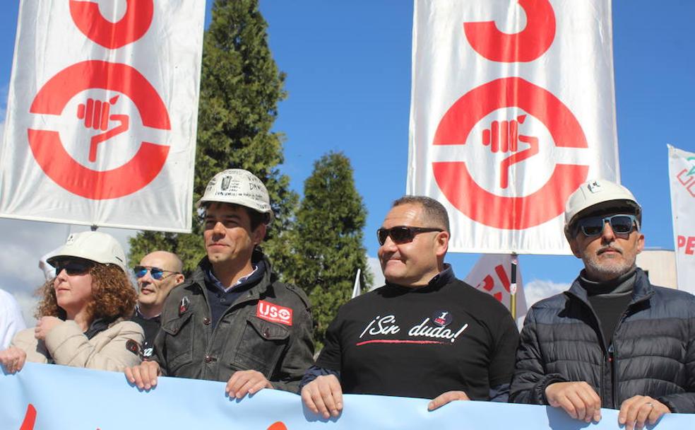 Los líderes de USO portaron cascos mineros en defensa del carbón nacional. 