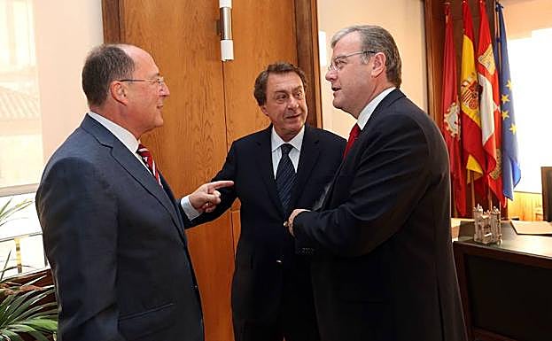 El alcalde recibe al representante de Castilla y León.