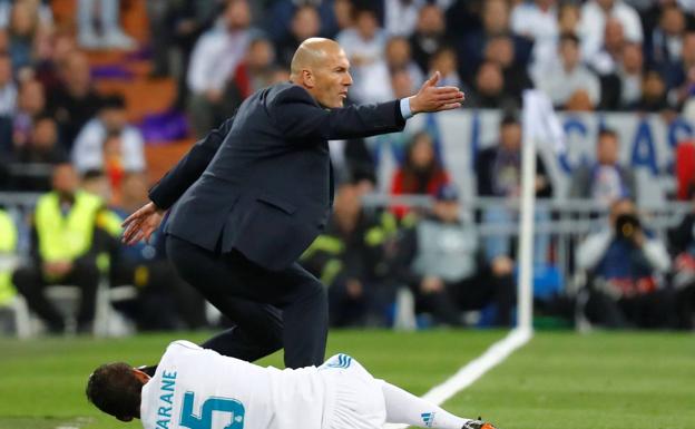 Zidane da órdenes durante el partido. 