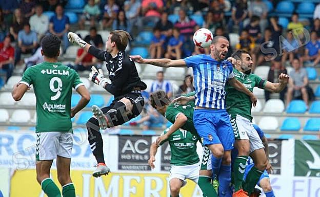 Yuri durante un ataque de la Ponferradina.