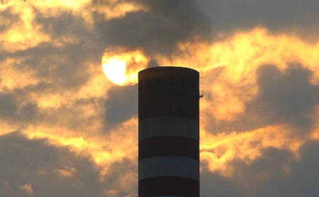 Unidos Podemos quiere obligar por ley a las energéticas a informar de cuánto contaminan