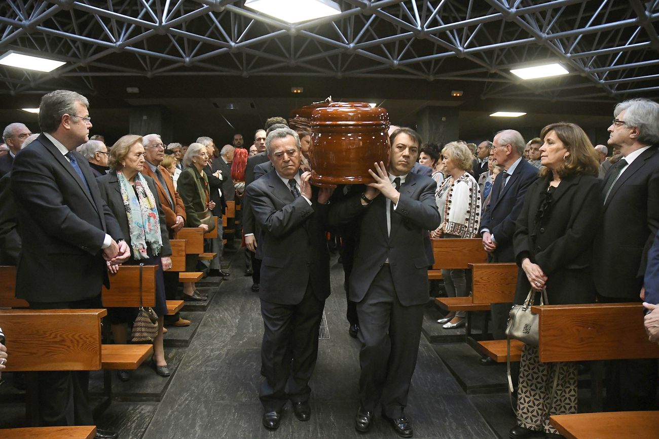 Decenas de personas acuden a la iglesia de San Agustín para despedir al exalcalde de León