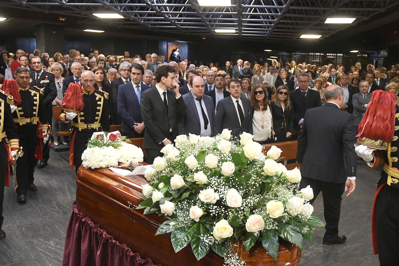 Decenas de personas acuden a la iglesia de San Agustín para despedir al exalcalde de León