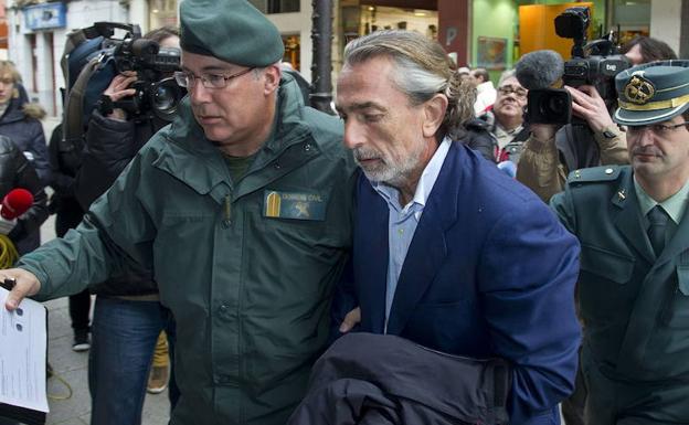 Francisco Correa, presunto cabecilla de la trama Gürtel, escoltado por la Guardia Civil. 